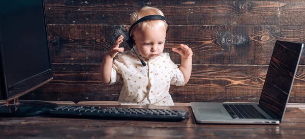 Gyerek fiú fejhallgató mikrofonnal-a call center. Hív központ kezelőszemély számítástechnika — Stock Fotó