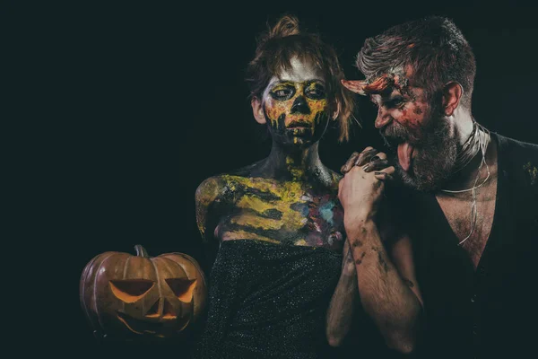 Halloween ragazza con cranio trucco e hipster diavolo spettacolo lingua — Foto Stock