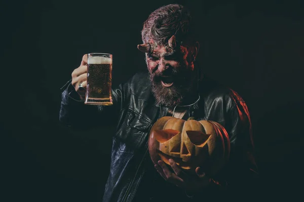 Halloween hipster demonio beber cerveza sobre fondo negro — Foto de Stock