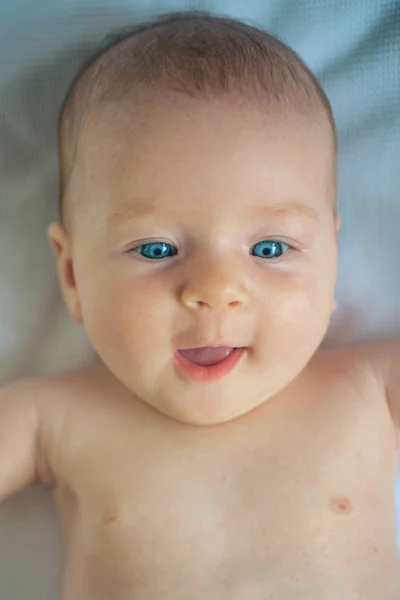 妊娠と fetation。Mewborn の赤ちゃんが目を覚まして。妊娠と新生児の出産後の母親の健康をサポートします。単一または複数の fetation。本当に何も生まれたばかりの赤ちゃんほど甘い Theres — ストック写真