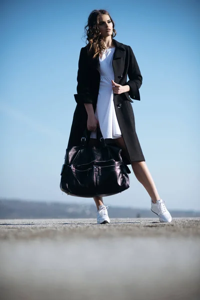 Beauty and fashion look. Pretty girl with fashionable hair. autumn fashion of business woman with bag. Fashion woman with stylish makeup and curly hair. Feeling flirty. Gorgeous and beautiful — Stock Photo, Image