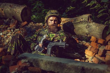 silahı olan genç asker