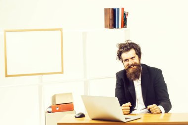 Ofis Masası, gülümseyen programcı