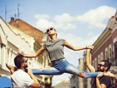 uygun modeli bacak oturan iki adam omuzlarında bölme