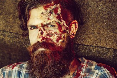 Sakallı zombi adam