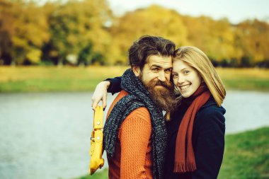 Sonbahar parkında genç bir çift