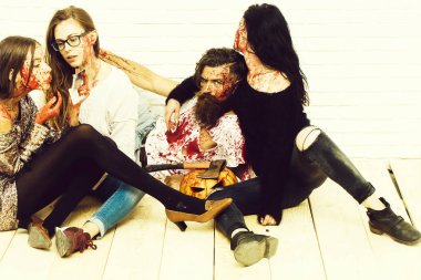 Zombi insanlar Cadılar Bayramı için hazır