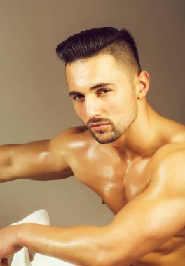 Yakışıklı adam veya kas maço