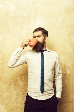 hipster ciddi bir yüz içecek çay kahve Kupası