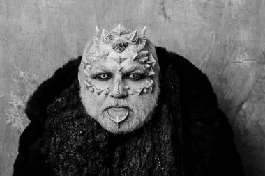 Druid eski kabuğu bej duvar arkasında