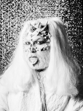 Şeytan altın bokeh arka plan üzerine beyaz kumaş