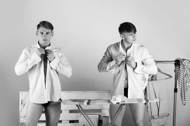 Erkekler kadar mavi gömlek düğmelerini