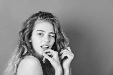 uzun güzel saçlı kadın ve hiç makyaj göz kırpıyor