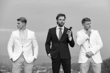 Cep telefonu mavi gökyüzü üzerinde tutan adam