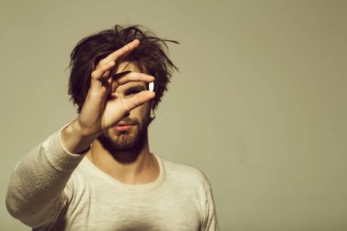 Hap elinde olan adam