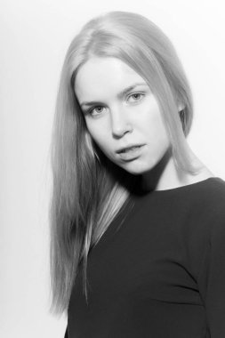 Kız yüz ve sarışın uzun saç hiç makyaj ile