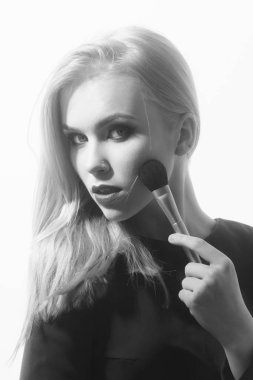 Kırmızı dudaklar toz yüz fırça ile uygulayarak kadınla