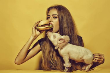 Domuz burger yiyen kız