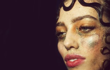 Güzel kız veya tatil, glitter makyaj, parlak göz farı, pembe dudaklar, seksi kadınla makyaj ve kilidi şirin, kıvırcık saçlı, moda saç modeli, genç yüzündeki siyah arka plan üzerinde kopya alanı izole