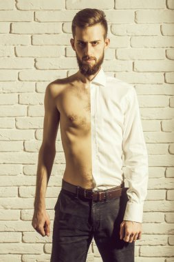 yakışıklı sakallı yarısı gömlekli ve çıplak gövde ile adam