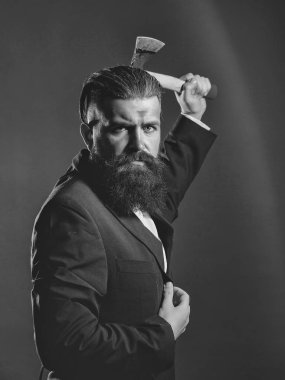 Sakallı adam balta ile