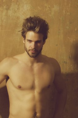 Sakal veya seksi kas maço yakışıklı adamla