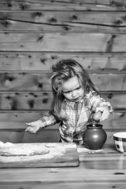 şirin çocuk hamur, un, yumurta ve kase ile pişirme