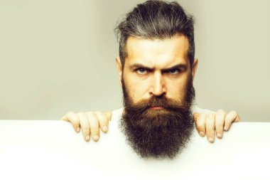 kağıt ile üzgün adam sakallı