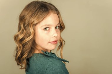 Güzel küçük kız model gri arka plan üzerinde