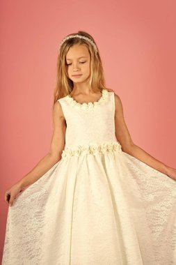 Pembe bir arka plan, güzellik moda modeli. moda ve güzellik