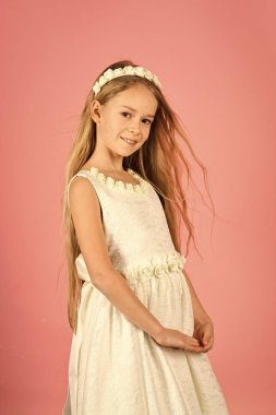 Pembe bir arka plan, güzellik moda modeli. moda ve güzellik