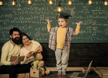 Lisansüstü şapkalı akıllı çocuk gibi gerçekleştirmek. Çocuk Anne ve baba için onun bilgi sunma. Kitap kara tahta arka plan ile hataları kontrol onların oğlu, dinleme anne. Sınav kavramı için hazırlanıyor.