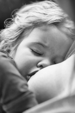 Küçük çocuk kadın göğüs berbat