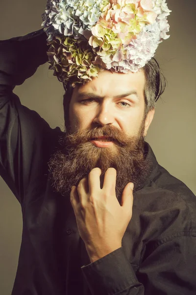 アジサイの花のひげを生やした男 — ストック写真
