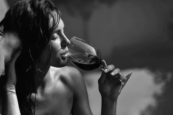 Sexy chica bonita beber vino tinto — Foto de Stock