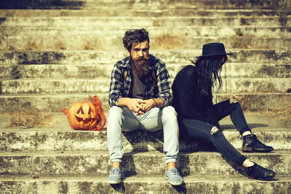 Halloween pareja con calabaza — Foto de Stock