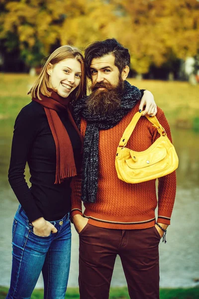 Pareja joven en otoño parque — Foto de Stock