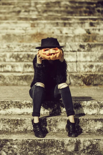 Cadılar Bayramı Balkabağı kızla — Stok fotoğraf