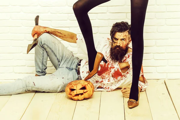 Halloween zombie vousatý muž s dýní, sekera a ženské nohy — Stock fotografie