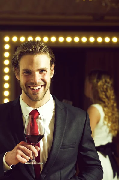 Bicchiere di vino in mano di uomo d'affari, incontro e relax — Foto Stock