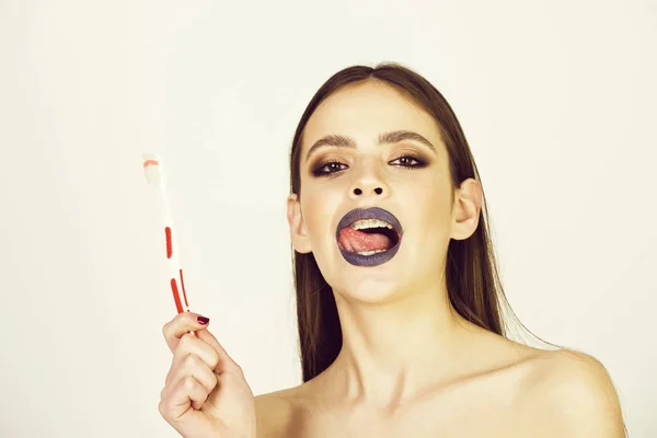 Girl with teeth braces and brush, has fashionable makeup — Stock Photo, Image