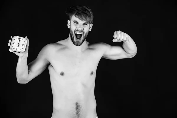 Uomo Arrabbiato Ragazzo Sbadiglia Con Sveglia Mano Petto Nudo Sfondo — Foto Stock