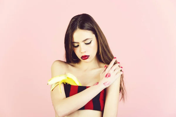Chica con maquillaje de moda con plátano . — Foto de Stock