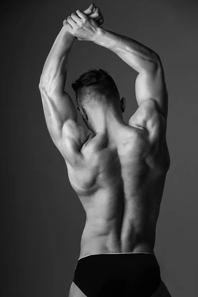 性感的男人，与肌肉发达的身体，回来后还内衣裤子 — 图库照片