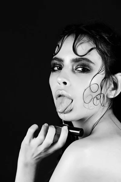 Tükürük ağız dil ile damlama ile güzel kız — Stok fotoğraf
