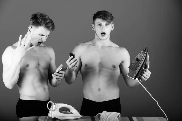 Άνδρες που φωνάζει με τα κινητά τηλέφωνα — Φωτογραφία Αρχείου