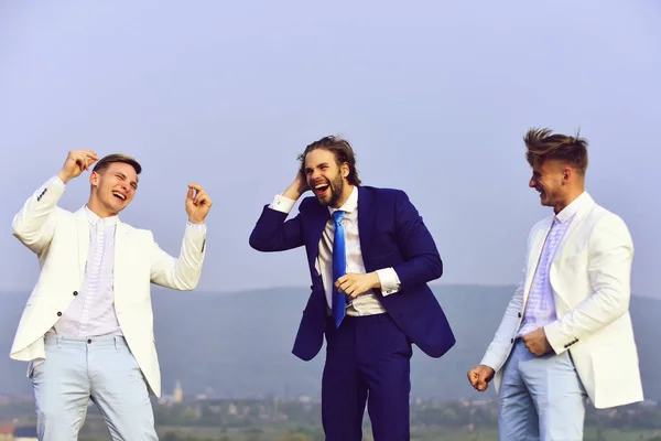 Business-Mode, glückliche Menschen im weiß-blauen Outfit, Marketing — Stockfoto