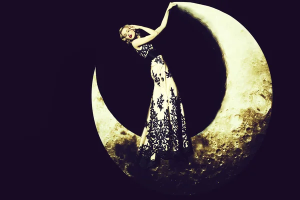 Frau im Kleid auf dem Mond — Stockfoto