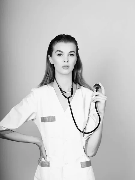 Ładna kobieta lekarz stojący z stetoskop w ręku — Zdjęcie stockowe