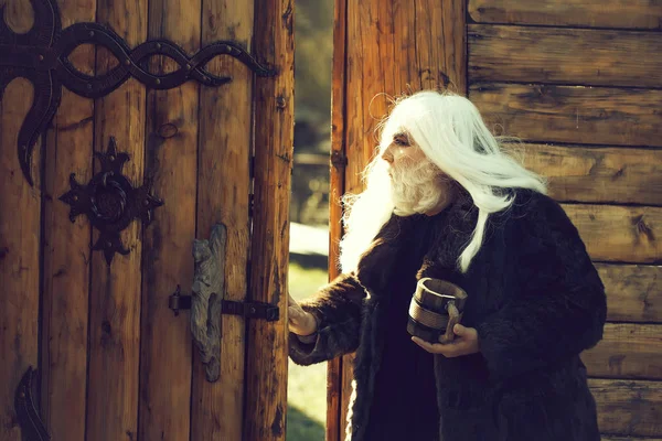 Hombre barbudo con taza de madera — Foto de Stock